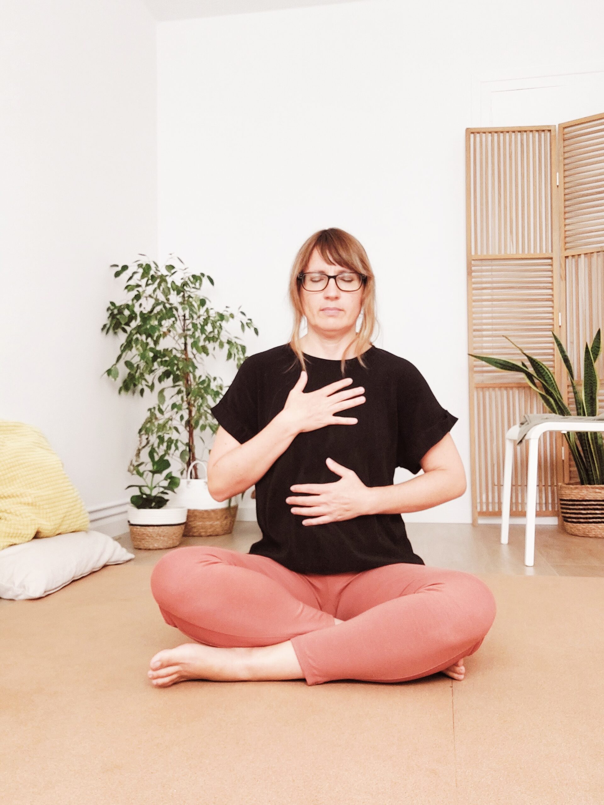 Persona practicando relajación consciente sentada
